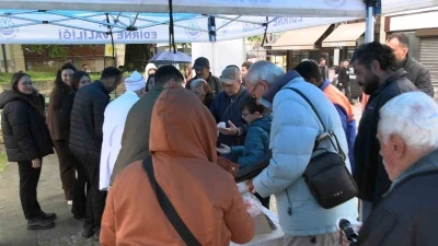 Edirne&rsquo;de vatandaşlara 22 kilo Kakava kurabiyesi ikram edildi
