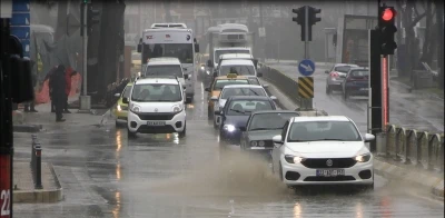 Edirne&rsquo;de yağmur etkili oldu, cadde ve sokaklar g&ouml;le d&ouml;nd&uuml;
