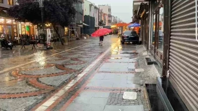 Edirne&rsquo;de yağmura yakalanan vatandaşlardan ilgin&ccedil; &ccedil;&ouml;z&uuml;m
