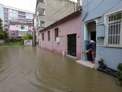 Edirne’de yollar göle döndü: Evlere yağmur sularının girmesine ramak kaldı
