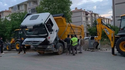 Edirne&rsquo;de y&uuml;kl&uuml; hafriyat kamyonu damperini kaldırınca devrildi
