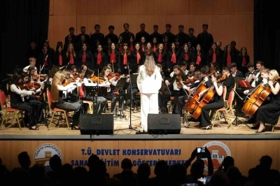 Edirne Lisesi&rsquo;nden hafızalara kazınan gece: Gen&ccedil; yetenekler ayakta alkışlandı
