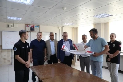 Edremit Anadolu İmam Hatip Lisesinin d&uuml;nya şampiyonu İHA takımlarına Başkan Ertaş&rsquo;tan teknoloji desteği
