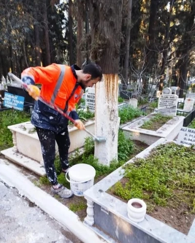 Edremit Belediyesi bayram &ouml;ncesi mezarlıklarda bakım &ccedil;alışmalarını sıkılaştırdı
