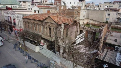 Edremit&rsquo;in tarihi sembol binalarından biri kısmen &ccedil;&ouml;kt&uuml;
