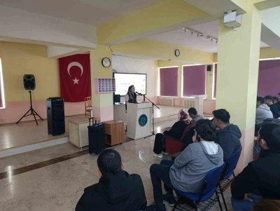 Edremit MYO öğrencilerine Narkorehber eğitimi verildi
