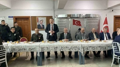 Edremit protokol&uuml; bayramlaşmada buluştu
