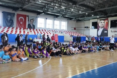 Edremit&rsquo;te 8 bin &ouml;ğrenci geleneksel oyunlar i&ccedil;in sahaya indi
