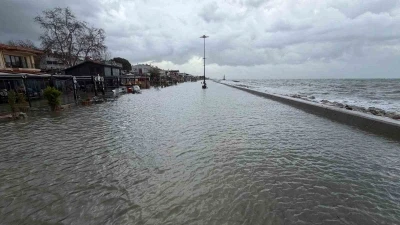Edremit&rsquo;te denizle kara birleşti, işletmeler sular altında kaldı
