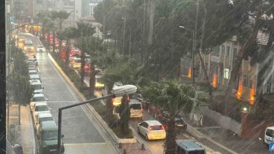 Edremit&rsquo;te dolu ve lodos fırtınası etkili oldu
