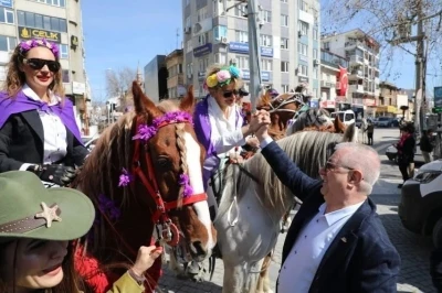 Edremit&rsquo;te Kadınlar G&uuml;n&uuml;&rsquo;nde atlı kortej
