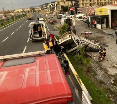 Edremit&rsquo;te kamyonet bariyerlere girdi: 2 &ouml;l&uuml;, 1 yaralı
