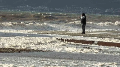 Edremit&rsquo;te lodos sahili k&ouml;p&uuml;kle kapladı
