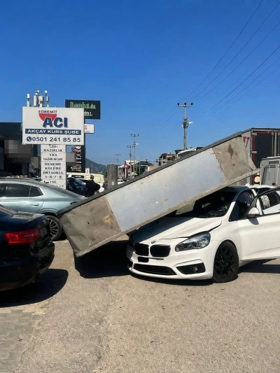 Edremit&rsquo;te market tabelası devrildi, facianın eşiğinden d&ouml;n&uuml;ld&uuml;
