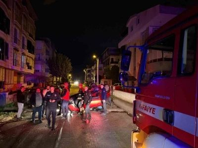 Edremit&rsquo;te park halindeki araca &ccedil;arpan otomobil takla attı
