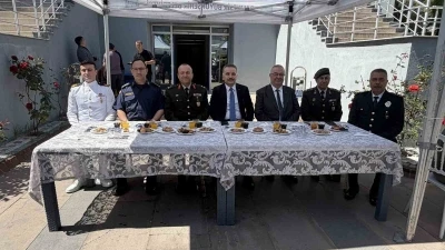 Edremit&rsquo;te resmi bayramlaşma t&ouml;reni
