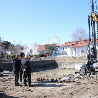 Edremit&rsquo;te yapımı s&uuml;ren okul inşaatında inceleme
