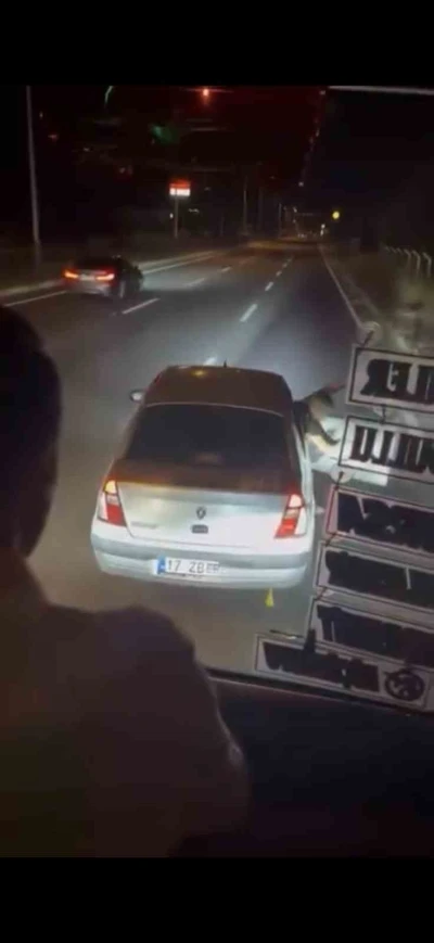 Edremit&rsquo;te yolcu otob&uuml;s&uuml;n&uuml;n &ouml;n&uuml;n&uuml; kesen şahıslara rekor ceza
