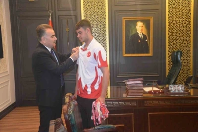Edremitli muaythai sporcusu d&uuml;nya şampiyonluğu i&ccedil;in Malezya yolcusu
