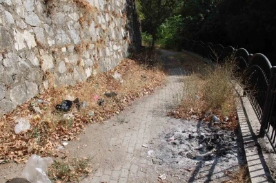 Efeler Belediyesi Pınarbaşı alt yolunu unuttu, yol çöplüğe döndü
