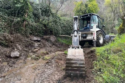 Efeler Belediyesi yol &ccedil;alışmalarını s&uuml;rd&uuml;r&uuml;yor

