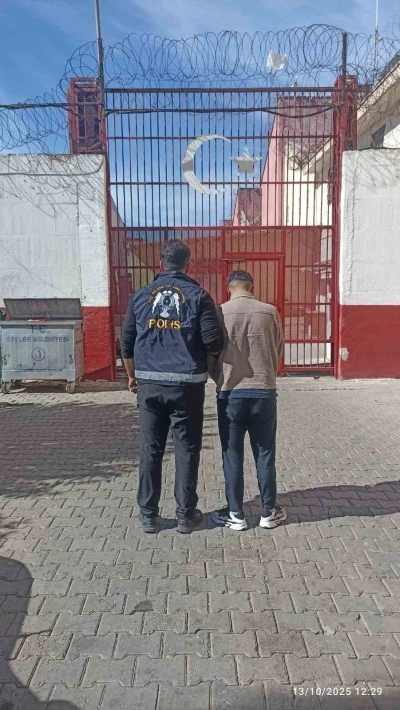 Efeler’de 10 yıl hapis cezası bulunan firari yakalandı
