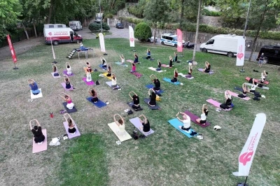 Efeler&rsquo;de a&ccedil;ık hava yoga etkinliği yoğun ilgi g&ouml;rd&uuml;

