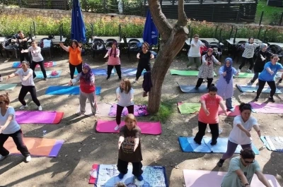 Efeler&rsquo;de a&ccedil;ık havada yoga zamanı
