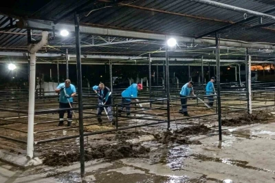 Efeler&rsquo;de bayram sonrası kapsamlı temizlik seferberliği
