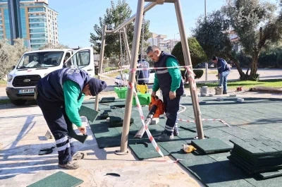 Efeler&rsquo;deki parklarda yenileme &ccedil;alışmaları s&uuml;r&uuml;yor
