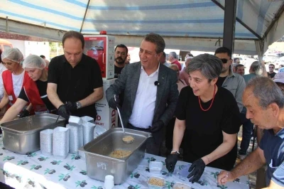 Efeler&rsquo;den 3 bin kişilik aşure hayrı
