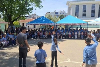 Efeler&rsquo;in sanat&ccedil;ıları &ccedil;ocuklar i&ccedil;in sahneye &ccedil;ıktı
