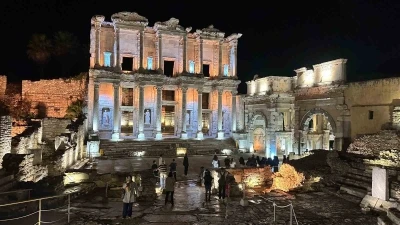 Efes&rsquo;te gece m&uuml;zeciliği gen&ccedil;lerle buluşuyor
