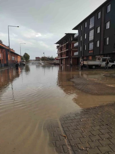 Eflani’de sağanak yolları göle çevirdi
