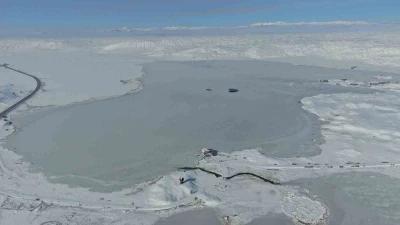 Efsanesi dilden dile dolaşan g&ouml;l tamamen dondu
