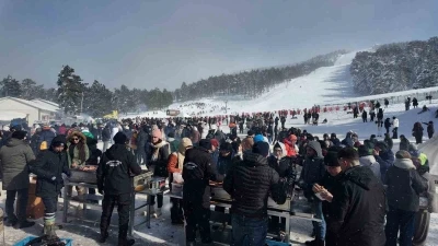 Ege&rsquo;nin zirvesinde ş&ouml;len: Gediz Murat Dağı&rsquo;nda on binler buluştu
