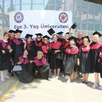 Ege &Uuml;niversitesinde 3. Yaş &Uuml;niversitesinin 140 &ccedil;ınarı diplomalarını aldı
