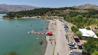 Ege ve Akdeniz sahillerini aratmayan g&ouml;r&uuml;nt&uuml;ler: Doğu&rsquo;nun saklı denizi tatilcilerin akınına uğradı

