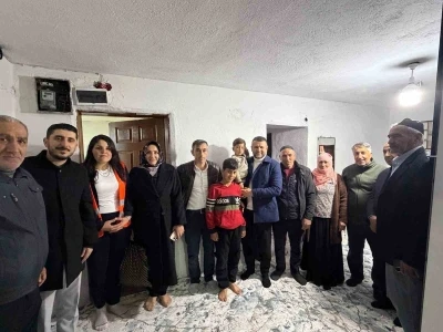 Eğil Belediye Başkanı Seydaoğlu her g&uuml;n bir mahallede vatandaşlarla iftar yapıp hediyeler dağıtıyor
