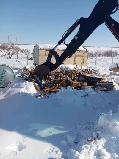 Eğil Belediyesi ekipleri okul i&ccedil;in odun ve palet kırdı
