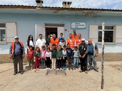 Eğil Belediyesi personelleri &ouml;ğrencilerle fidan dikti

