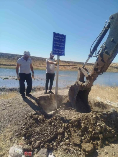 Eğil Belediyesi piknik alanlarının temiz tutulması için 3 dilde uyarı levhaları yerleştirdi
