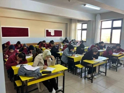 Eğil Belediyesinden 11 ve 12. sınıf &ouml;ğrencilerine y&ouml;nelik &ouml;d&uuml;ll&uuml; deneme sınavı yapıldı
