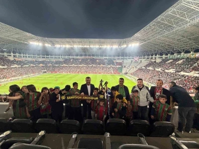 Eğil&rsquo;den gelen &ccedil;ocuklar Amed Sportif Faaliyetler - Boluspor ma&ccedil;ını trib&uuml;nden izledi
