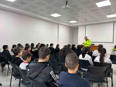 Eğirdir&rsquo;de 135 &ouml;ğrenciye trafik g&uuml;venliği eğitimi verildi
