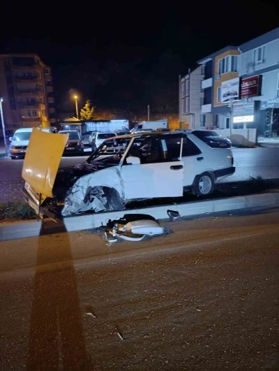 Eğirdir’de alkollü sürücü direğe çarptı: 1 yaralı
