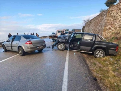 Eğirdir&rsquo;de iki otomobil &ccedil;arpıştı, s&uuml;r&uuml;c&uuml;ler yaralandı
