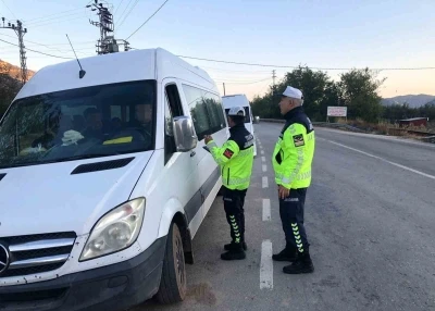Eğirdir’de jandarma trafik uygulamasında 4 servis aracına ceza kesildi
