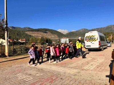 Eğirdir jandarmasından öğrencilere trafik dersi
