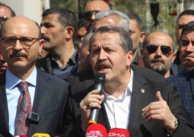 Eğitim-Bir-Sen Genel Başkanı Ali Yal&ccedil;ın&rsquo;dan saldırının yaşandığı okulun &ouml;n&uuml;nde a&ccedil;ıklama
